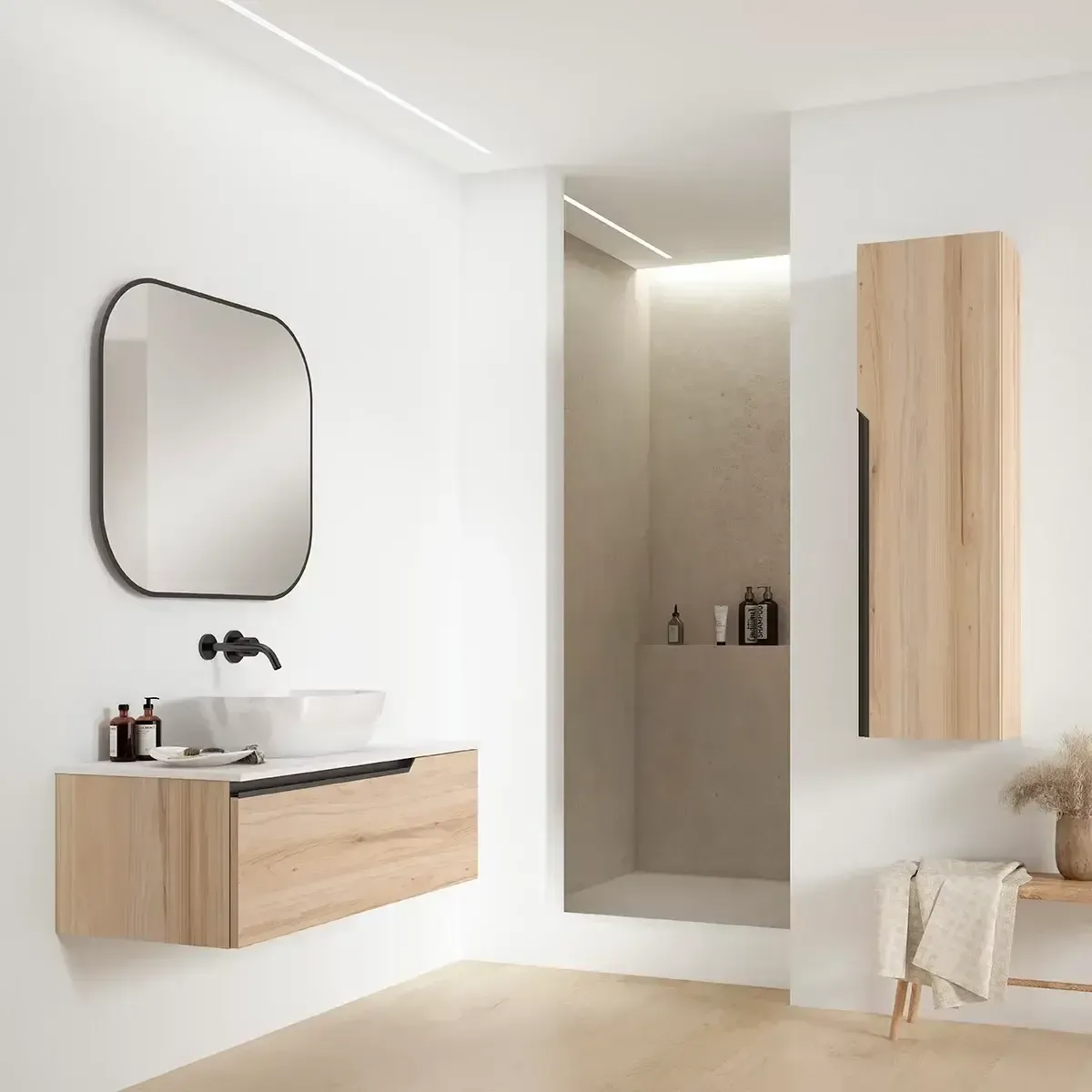 Baño moderno con tocador flotante de madera, espejo y accesorio negros, ducha y mueble de almacenaje alto.