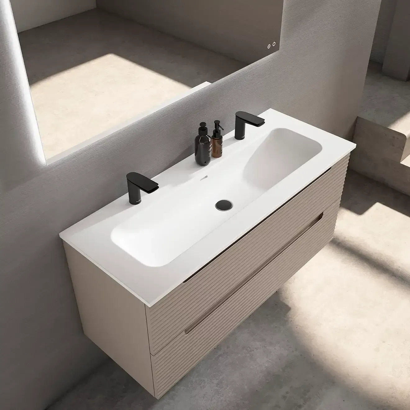 Mueble de baño de pared con lavabo rectangular blanco, grifería negra y mueble en tono neutro.