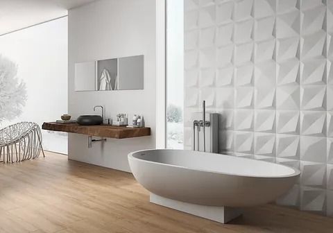 Baño blanco moderno con pared texturizada, tocador de madera y bañera ovalada.