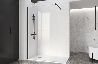 Baño moderno con accesorios de ducha negros, mampara de cristal, paredes blancas y suelo gris.