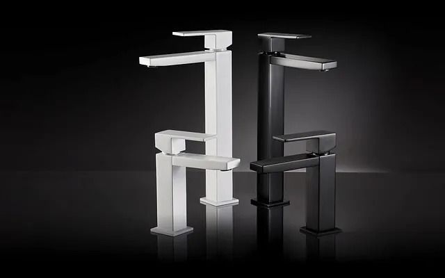 Dos grifos de baño modernos de forma cuadrada, uno blanco y otro negro, sobre un fondo oscuro.