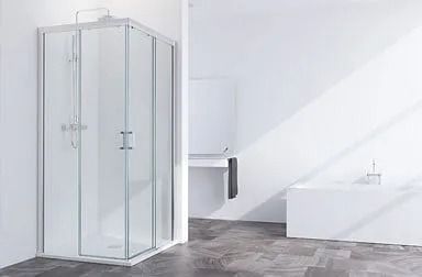 Mampara de ducha de cristal en un baño moderno de color blanco.
