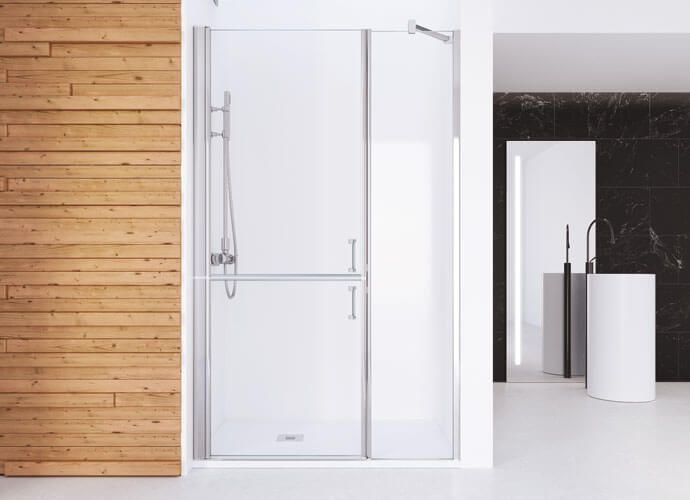 Puerta de ducha de cristal con herrajes cromados, junto a paneles de madera y un baño moderno.