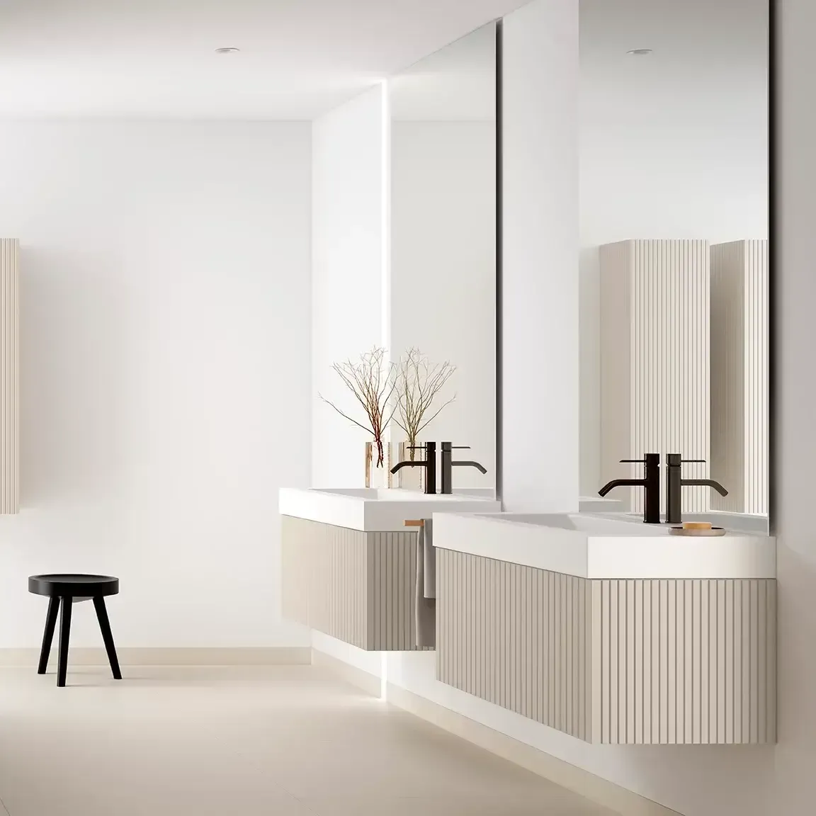 Baño moderno y minimalista con dos tocadores flotantes, espejos grandes y accesorios negros; tonos neutros.