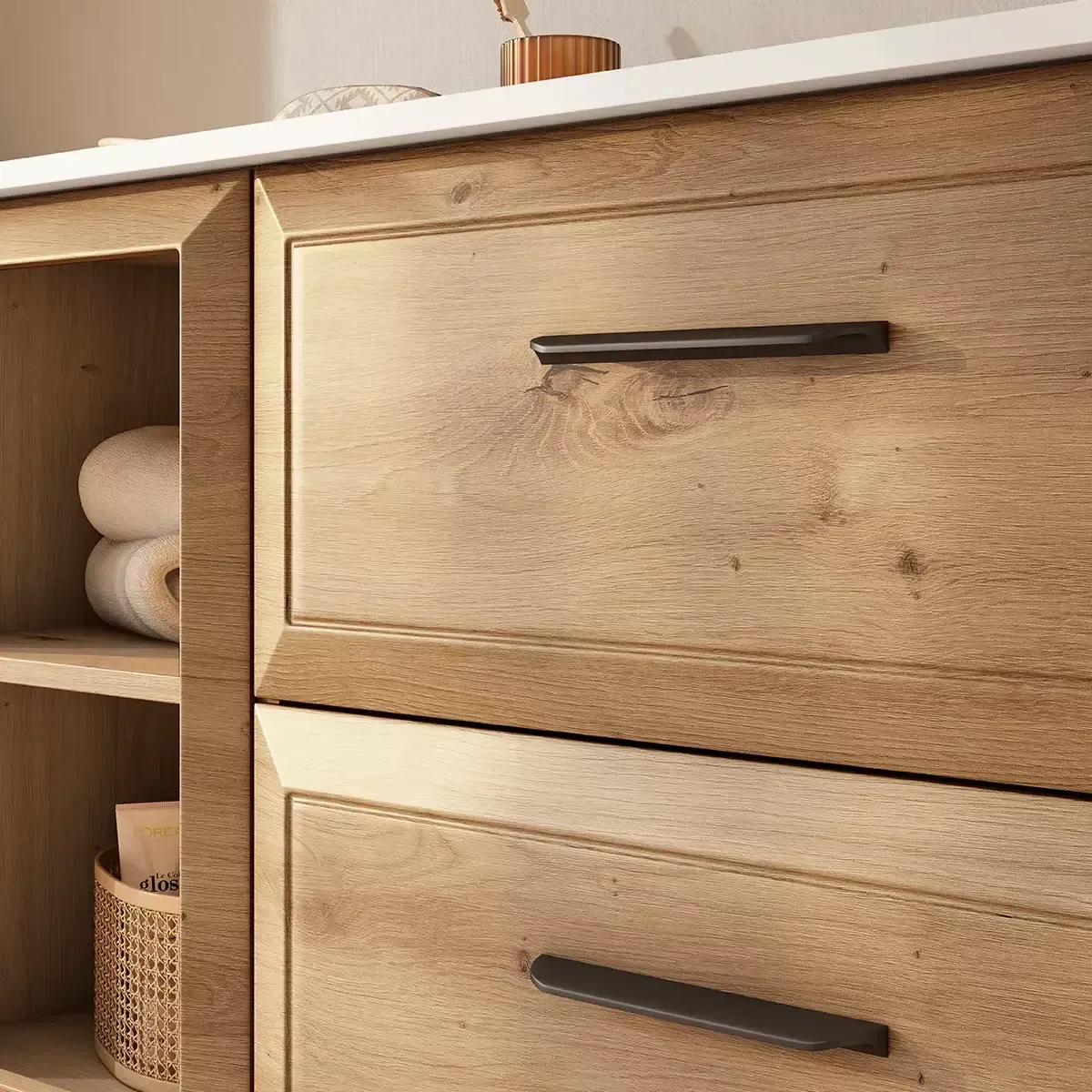 Mueble de baño de madera con cajones y estante abierto, con capacidad para toallas y una cesta.
