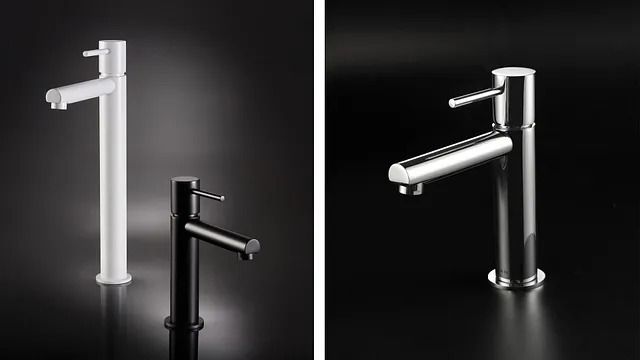 Dos grifos: uno alto blanco, otro más bajo negro y uno cromado sobre fondo negro.