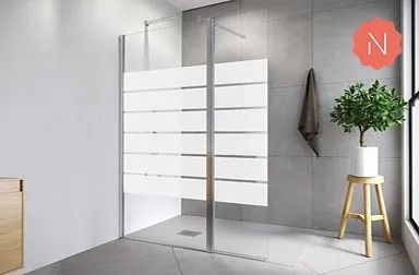 Cabina de ducha con detalle de rayas horizontales esmeriladas, azulejos grises, toalla, planta y taburete.