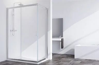 Una mampara de ducha de vidrio sin marco con accesorios cromados se encuentra en un baño blanco moderno.