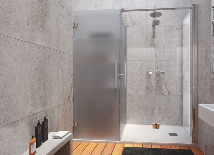 Baño moderno con ducha de cristal esmerilado, suelo de madera y paredes de azulejos grises.
