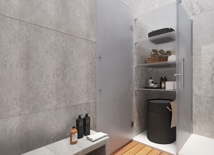 Mueble de baño abierto que muestra toallas, artículos de tocador y un bote de basura, frente a paredes de azulejos grises.