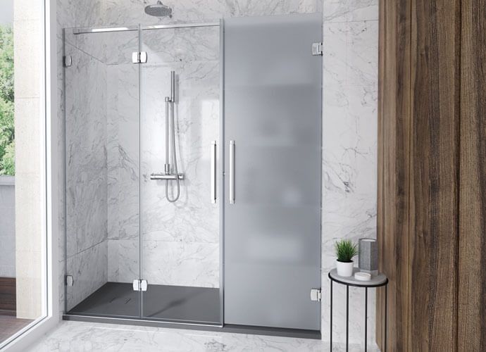 Ducha moderna con puertas de vidrio, panel esmerilado, paredes de mármol y accesorios cromados.