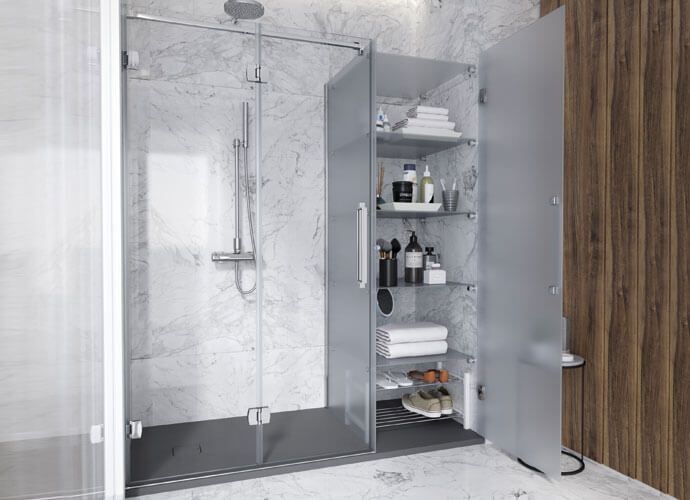 Ducha de cristal con armario empotrado. Azulejos de mármol blanco. Pared con paneles de madera.