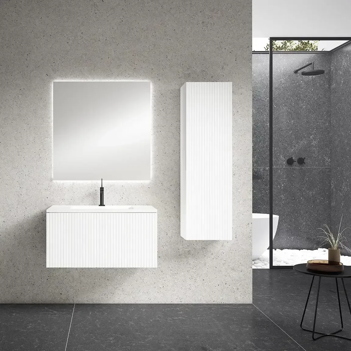 Baño moderno con tocador blanco, mueble alto, espejo cuadrado y detalles en negro.