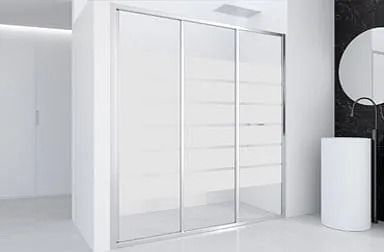 Baño blanco con puertas de ducha corredizas de vidrio, lavabo con pedestal blanco y espejo redondo.