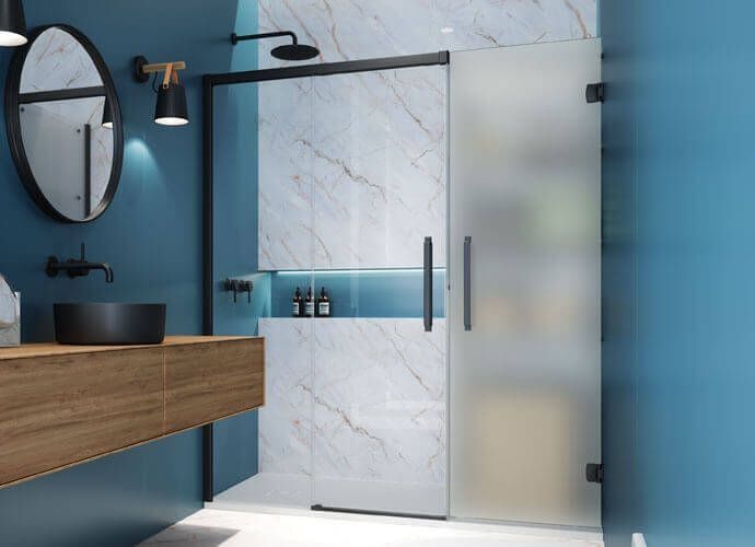 Baño moderno con puerta de ducha de vidrio esmerilado, azulejos de mármol, accesorios negros y paredes azules.