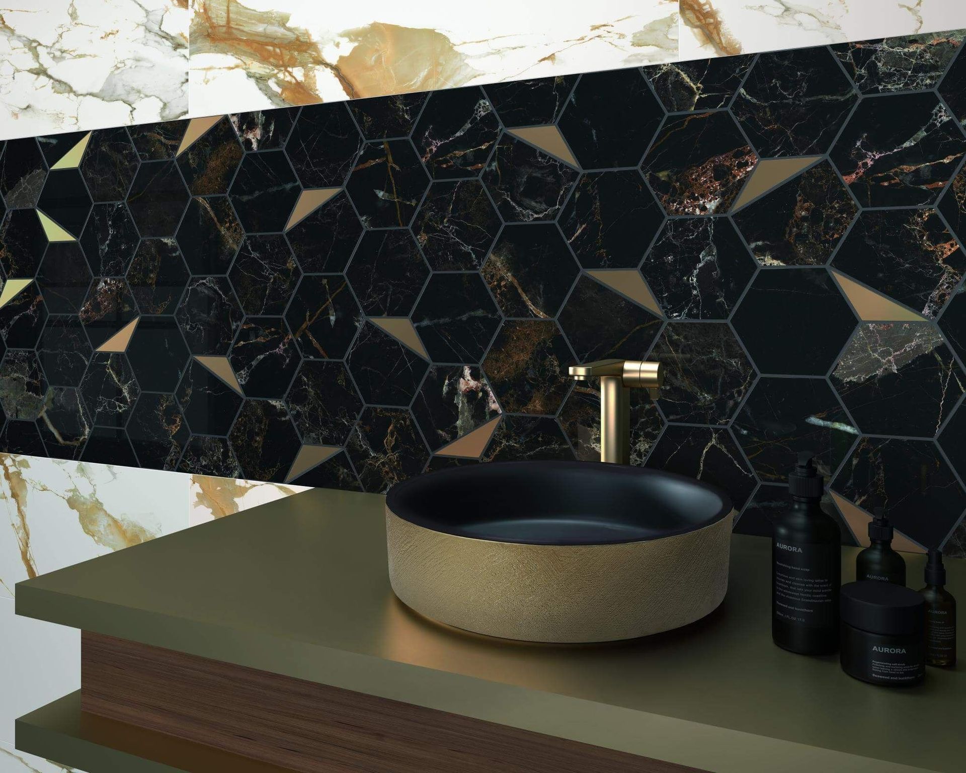 Baño con pared de azulejos hexagonales negros, mármol, detalles dorados y lavabo redondo.