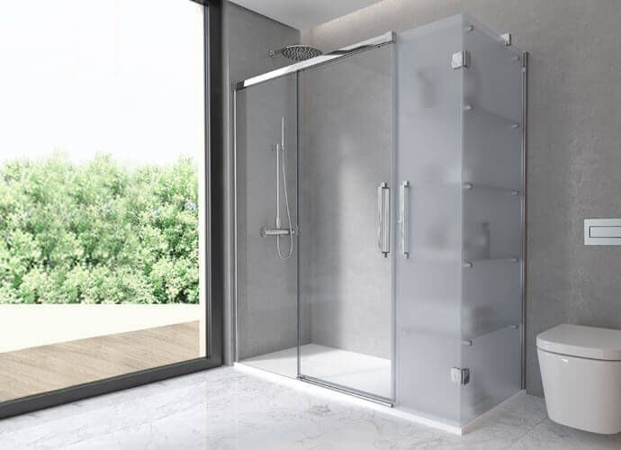 Baño moderno con mampara de ducha de cristal, estanterías y WC.