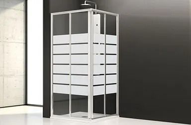 Mampara de ducha de cristal con paneles horizontales esmerilados y cabezal de ducha cromado en un baño moderno.