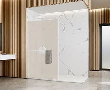 Ducha moderna con azulejos de mármol, puerta de vidrio y detalles de madera en un baño minimalista.