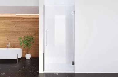 Puerta de ducha de cristal en un baño moderno, contra una pared blanca. La habitación cuenta con bañera y paneles de madera.