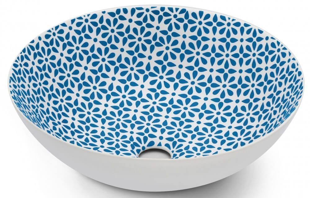 Lavabo de baño de cerámica con estampado floral blanco y azul.