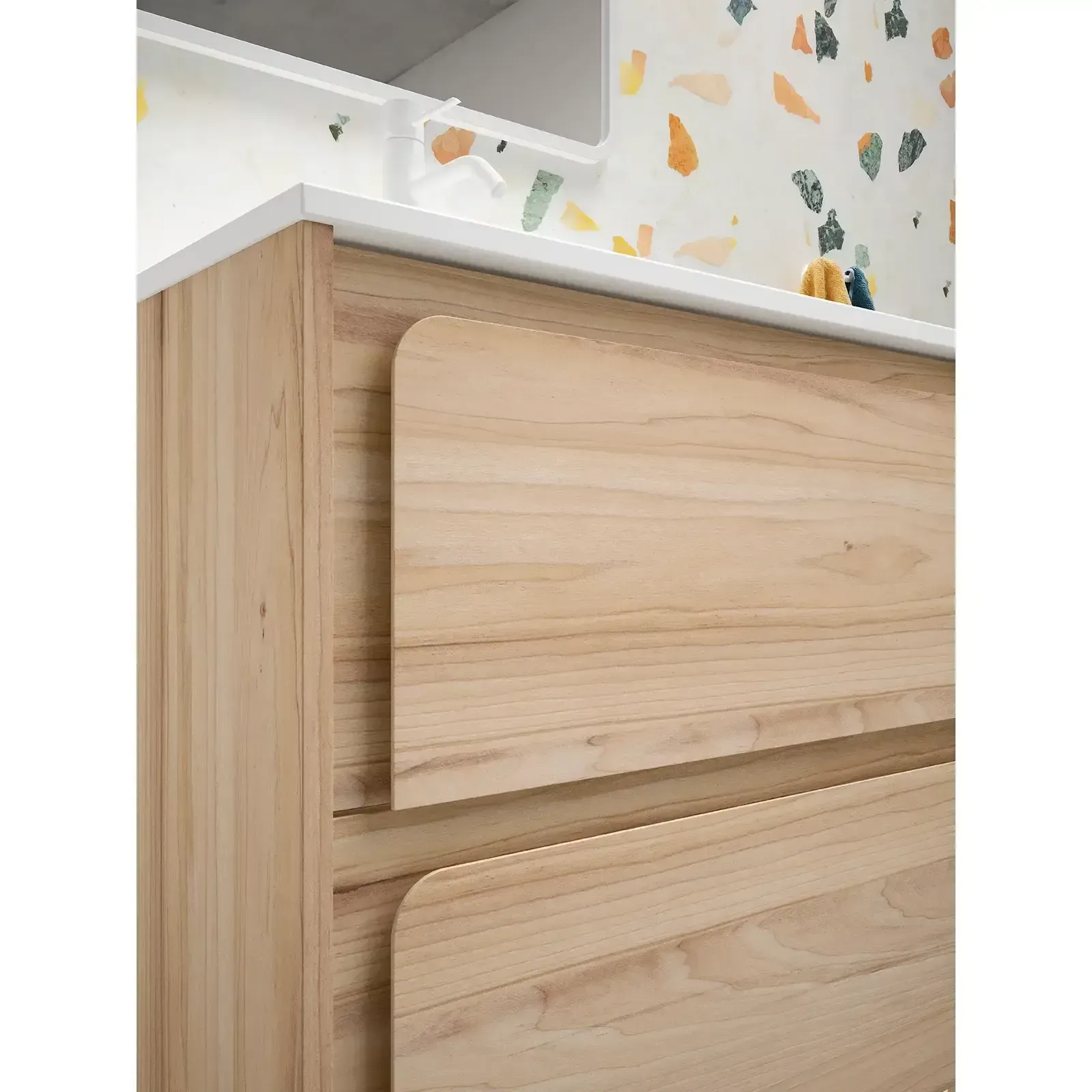Mueble de baño de madera con dos cajones bajo encimera blanca.