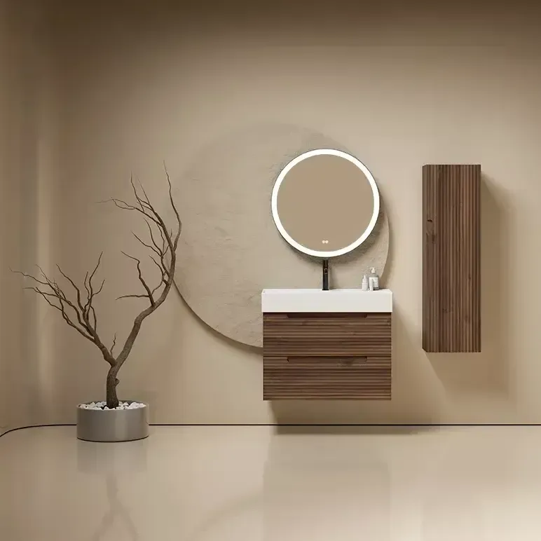 Baño moderno con tocador de madera, espejo redondo con luces y mueble alto.