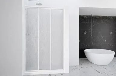 Puerta de ducha blanca frente a una pared blanca, con una bañera independiente al fondo.