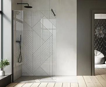 Ducha moderna con panel de vidrio con patrón geométrico, accesorios negros y un ambiente en tonos neutros.