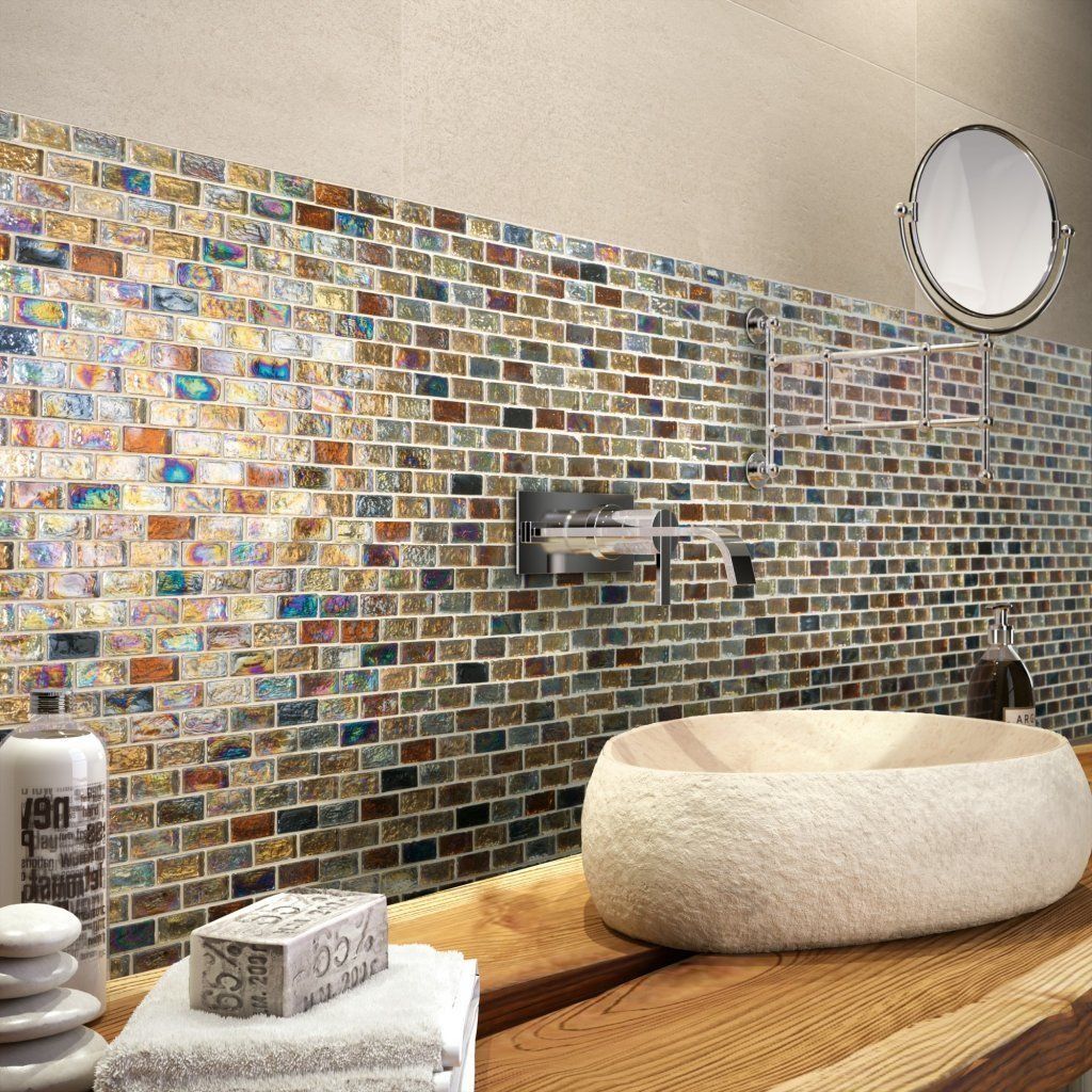 Baño con salpicadero de mosaico, encimera de madera y lavabo de piedra.