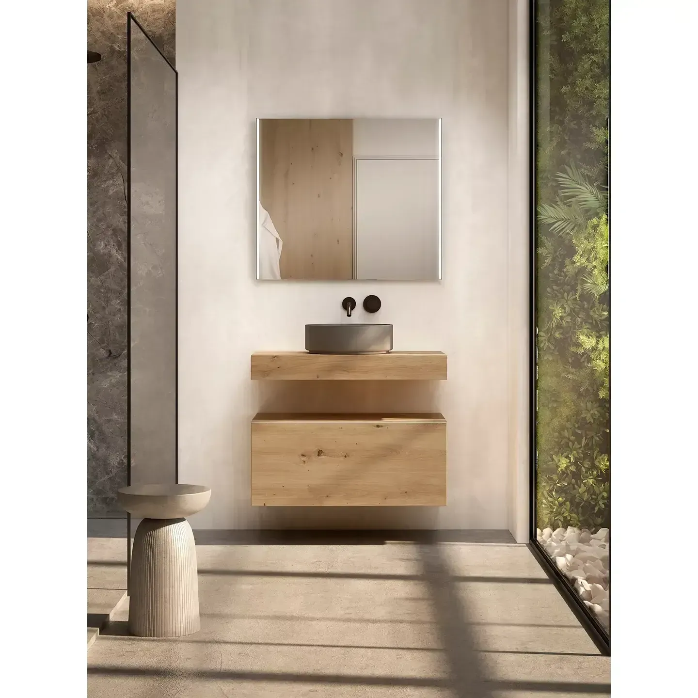 Baño con mueble de madera, lavabo redondo, espejo cuadrado, luz natural y taburete.