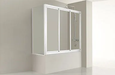 Puerta de ducha corrediza blanca sobre una bañera blanca. Grifería plateada. Baño moderno.