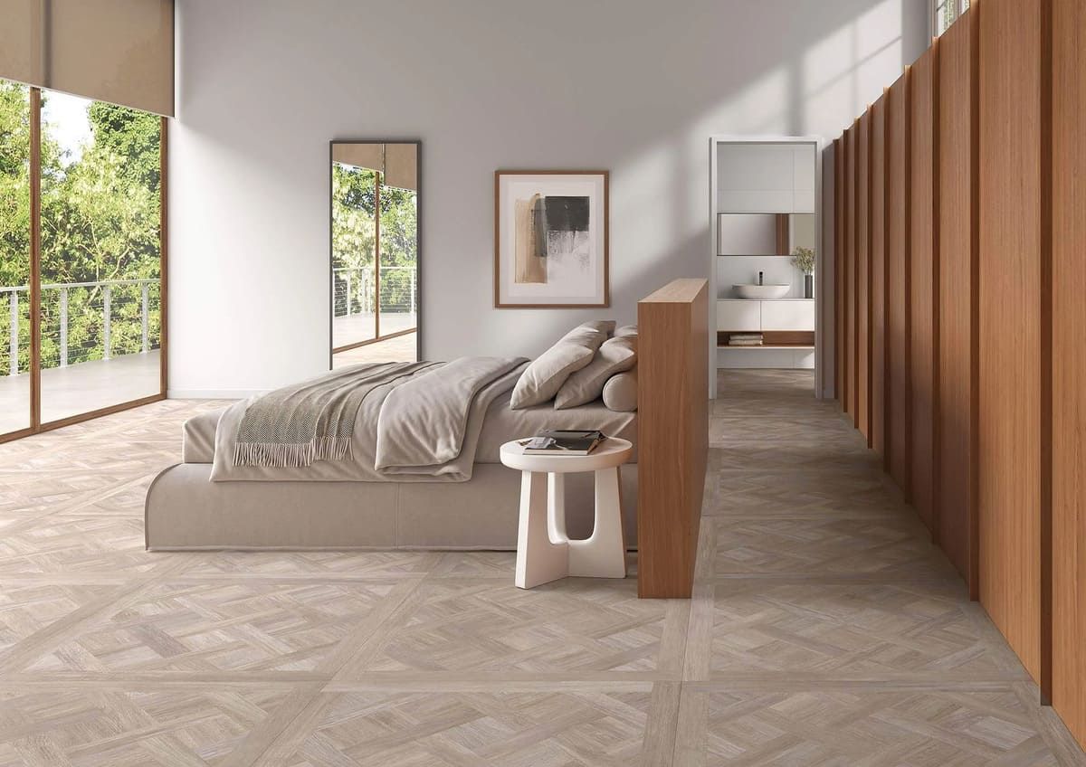 Dormitorio en tonos madera clara y beige. Cama con ropa de cama texturizada, espejo alto y paneles de madera.