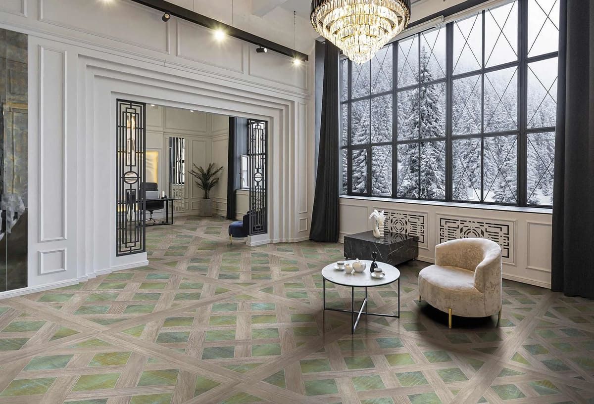 Elegante interior con suelo estampado, gran ventanal con vistas a la nieve, lámpara de araña y una silla.