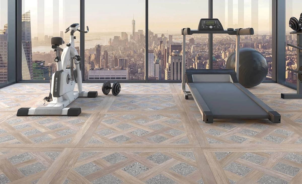 Gimnasio en casa con vista a la ciudad, con bicicleta estática, cinta de correr y pelota de ejercicios.