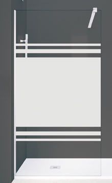 Mampara de ducha de cristal con rayas horizontales esmeriladas y rociador.