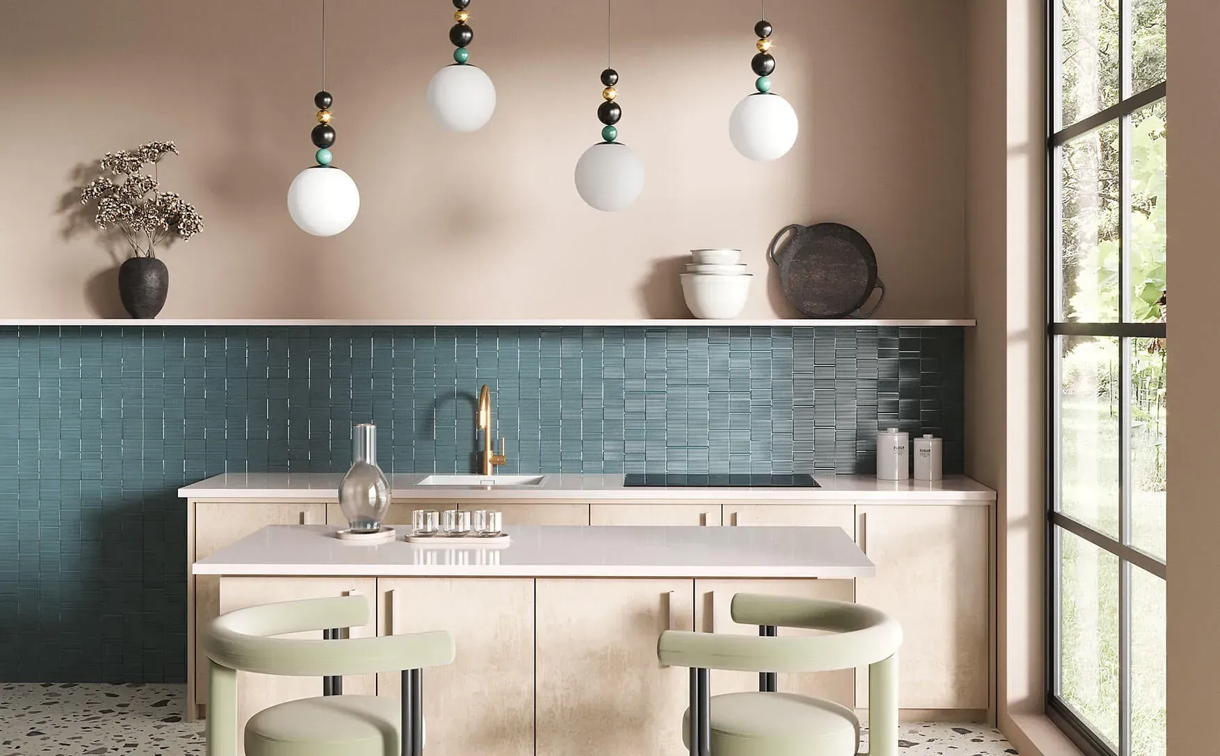 Cocina con protector contra salpicaduras de color verde azulado, gabinetes de madera clara y luces colgantes tipo globo.