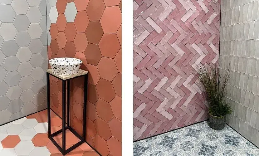 Dos rincones de baño con muestras de azulejos: patrones hexagonales y de espiga en melocotón, gris y blanco.