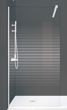 Cabina de ducha con rayas horizontales grabadas sobre panel de vidrio. Cabezal de ducha y grifería plateados sobre una pared gris oscuro.