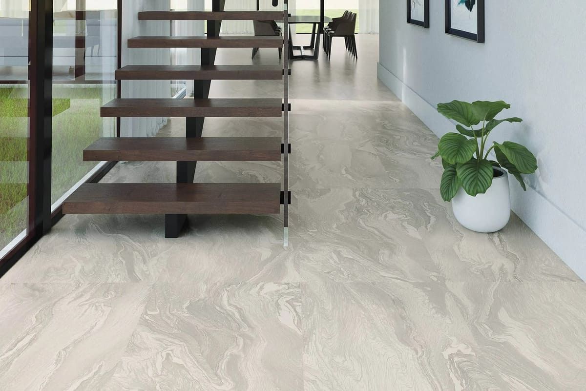 Pasillo con escalera flotante, suelo con estampado de mármol y planta en maceta.