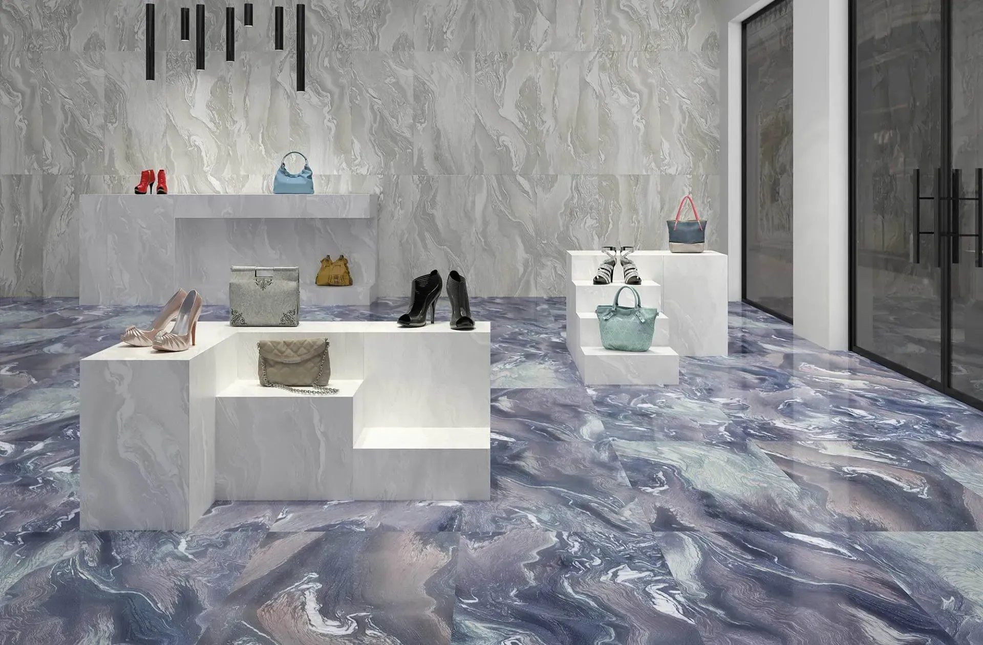 Un interior de boutique con paredes y pisos que imitan el mármol, que exhibe bolsos y zapatos en pedestales blancos.