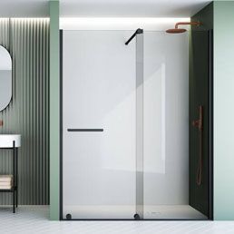 Mampara de ducha moderna con marco negro, puerta de cristal y accesorios de bronce en un baño.