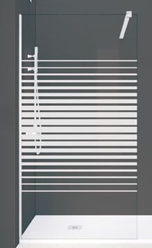 Cabina de ducha con paneles de vidrio con rayas horizontales esmeriladas. Rociador blanco y desagüe rectangular.