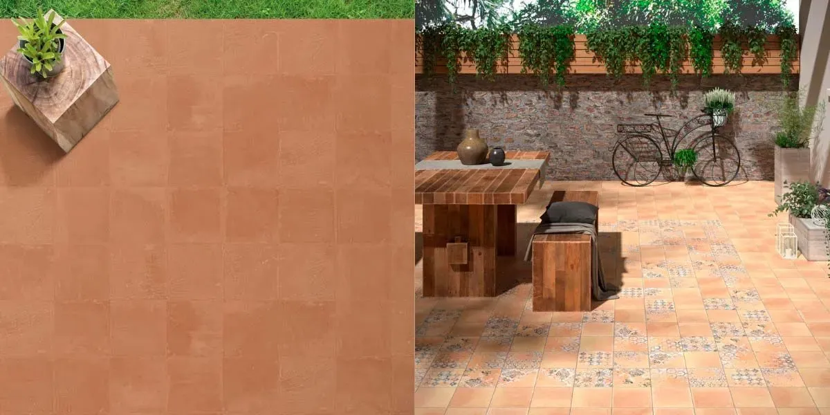 Patio de terracota con muebles de madera y plantas, junto al césped. El otro lado muestra una pared de ladrillo.