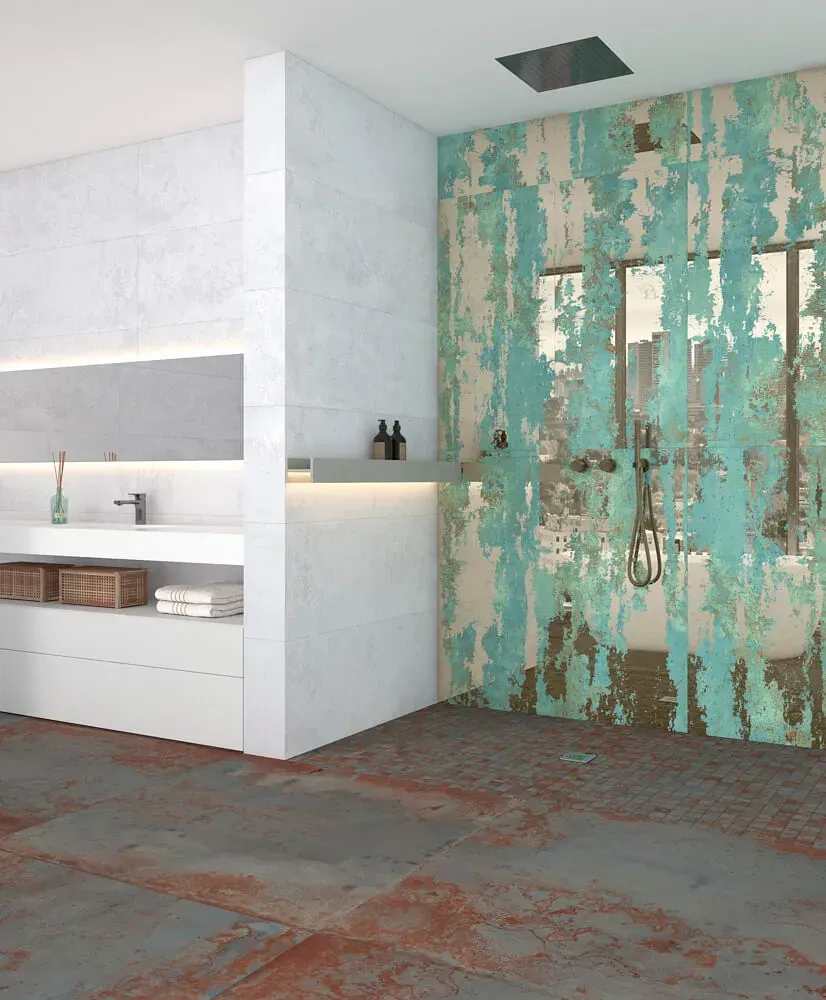 Baño con azulejos de color turquesa y óxido, tocador blanco moderno y ducha superior.