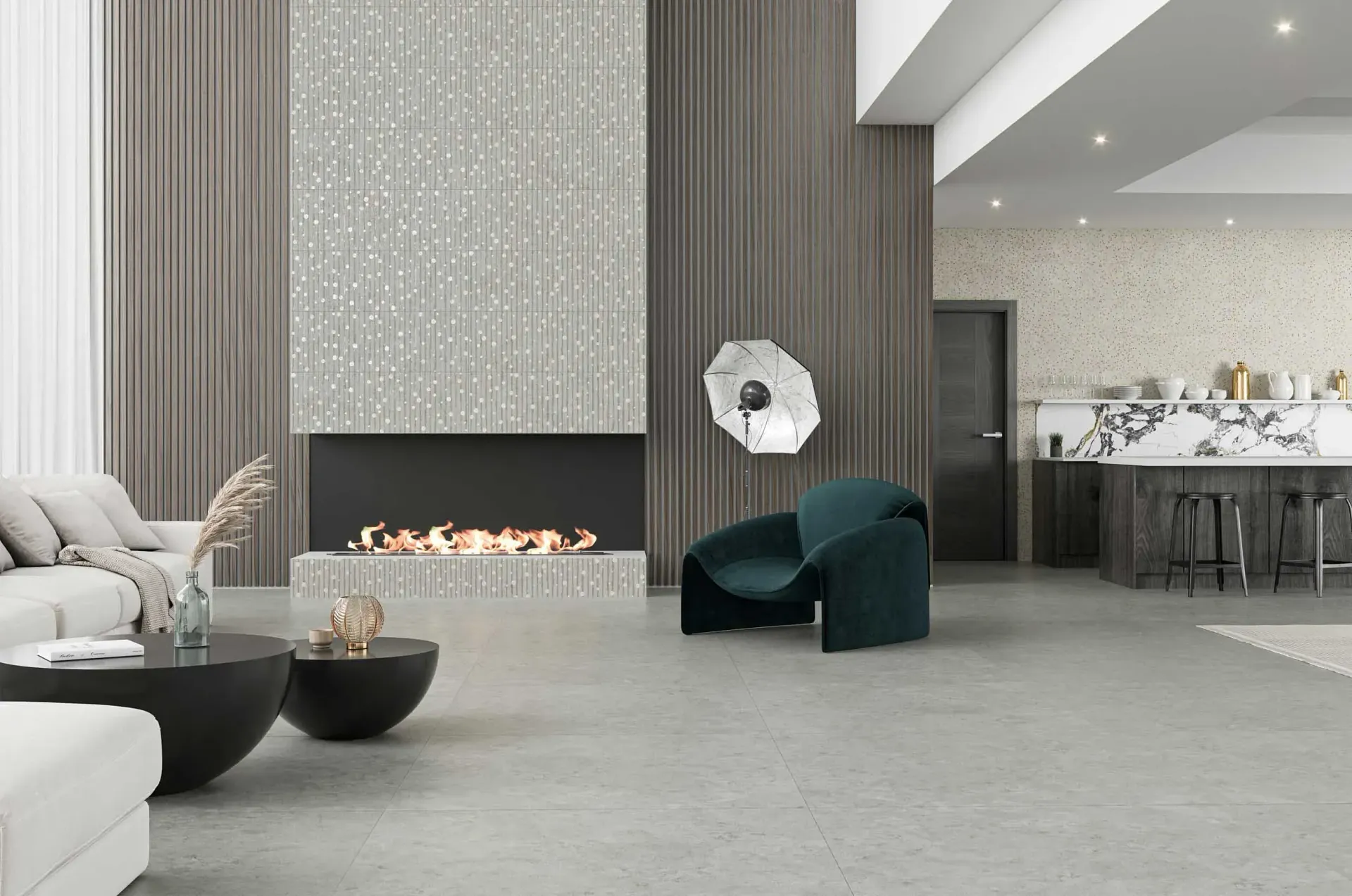 Sala de estar moderna con chimenea, piso gris, pared texturizada y sillón verde azulado.