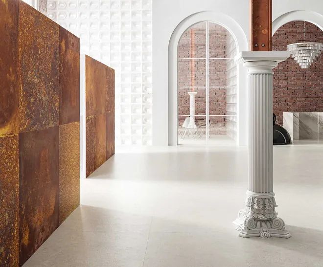 Interior con paneles oxidados, columna blanca, ventana de arco y pared estampada.