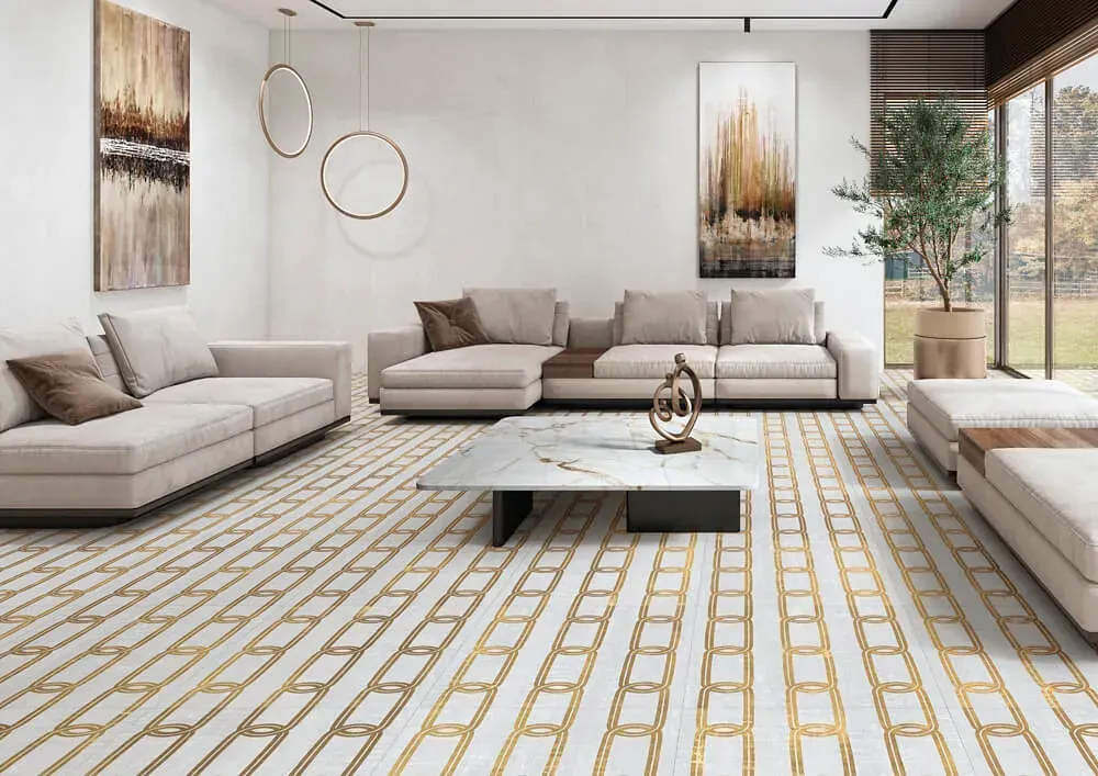 Sala de estar con pisos de baldosas con diseños blancos y dorados, sofá crema, obras de arte y grandes ventanales.