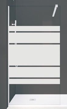 Panel de ducha de cristal con rayas horizontales esmeriladas y cabezal de ducha.