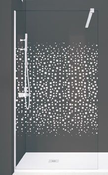 Ducha con mampara de cristal con dibujo cuadrado, con rociador y grifería.